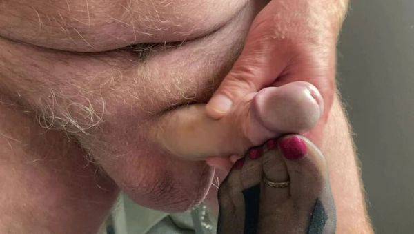 Mature British MILF with Big Tits Lets Foot Boy Cum on Her Sexy Toes - Homemade Foot Fetish Fun - veryfreeporn.com - Britain on freevids.org