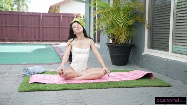 Delilah Dagger Gets Dicked Down During Downward Dog - videomanysex.com on freevids.org