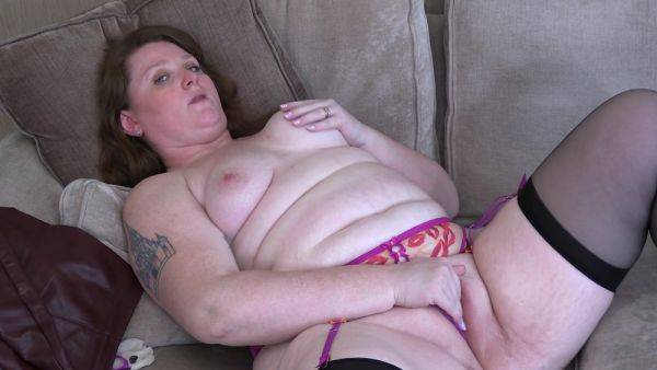 Big booty amateur slut plays with her fat pussy in sexy manners - hellporno.com on freevids.org