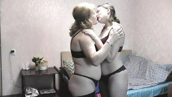 Blonde MILF seduces innocent teen girl with passionate lesbian kissing - veryfreeporn.com on freevids.org