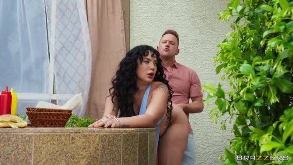 Nika Venom Sneaky Booty Bouncing Bbq - videomanysex.com on freevids.org