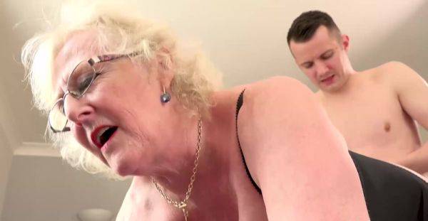 Claire Knight Gives More Than a Massage to Sam Bourne - alphaporno.com on freevids.org