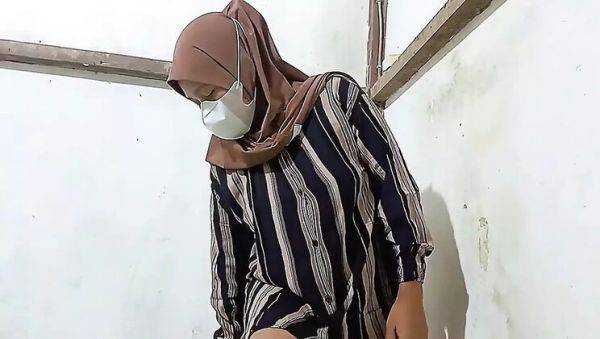 Hijab MILF Rania Plays With Her Huge Tits & Wet Pussy - Solo Masturbation - veryfreeporn.com - Indonesia on freevids.org