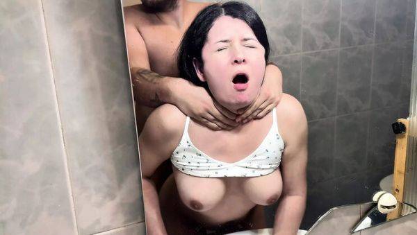 Amateur Latina Stepsister Surprised In Bathroom By Stepbrother's Big Dick - veryfreeporn.com - Colombia on freevids.org