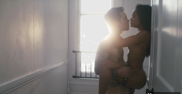 Small Hands and Scarlit Scandal in sensual interracial action - alphaporno.com on freevids.org