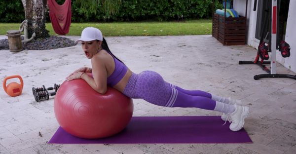 Fitness coach Gi Joey fucked Sandy Love in yoga pants. - alphaporno.com on freevids.org