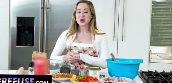 Stepson Fucks His Beautiful Stepmother During A Digital Interview For A Cooking Show - FreeUse - inxxx.com on freevids.org
