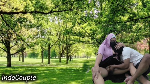Pasutri Indo In Rekaman Seks Lagi Asik Nyepong Kontol Pasangan Berhijab Di Taman Umum - desi-porntube.com - India on freevids.org