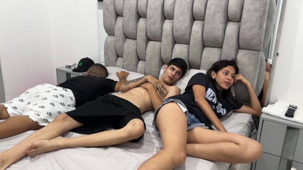 Sexo Duro - Guapo Y Musculoso Joven Le Da Una Fuerte Follada Ala Traviesa Cachonda Novia De Su Pequeno Enano Mejor Amigo - desi-porntube.com - India on freevids.org