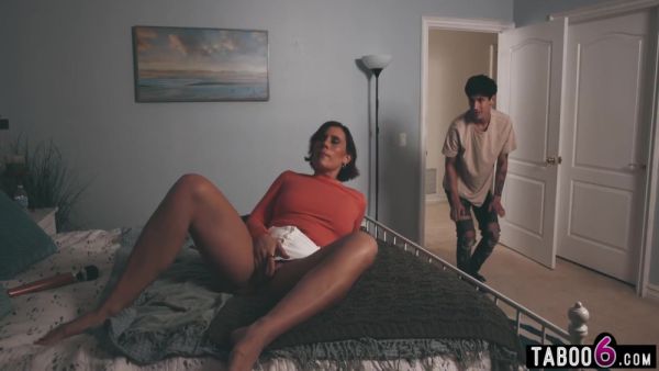 Middle Eastern Stepmom Milf Caught Pussy Squirting By Her Stepson With Kell Fire - videohdzog.com on freevids.org