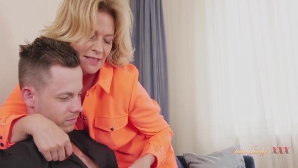 Sexy Mature Milf Diana Gets A Facial From Her Stepnephew - Gerald Vi And Diana Douglas - upornia.com on freevids.org