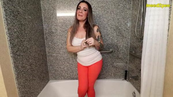 INEED2PEE Whitney Morgan candid pissing orange pants in tub - Ineed2pee Ineedamommy - hclips.com on freevids.org