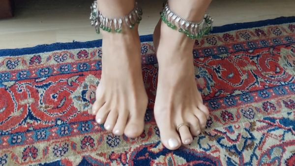 Beautiful Mature Body Posing and Feet Worship - hclips.com on freevids.org