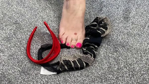 Mature British Mom Big Natural Tits Panties & Feet Homemade Model - veryfreeporn.com - Britain on freevids.org