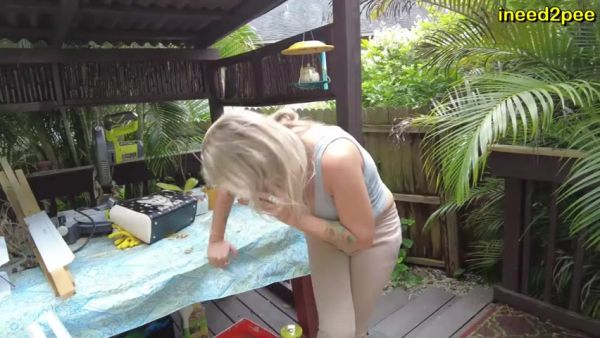 INEED2PEE IPOD Sexy MILF Brandon super soaker khaki pants - Ineed2pee Ineedamommy - hclips.com on freevids.org