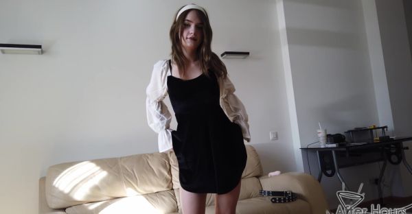 Kapri's t*** titties bounce as she fingers her wet snatch on the couch - alphaporno.com on freevids.org