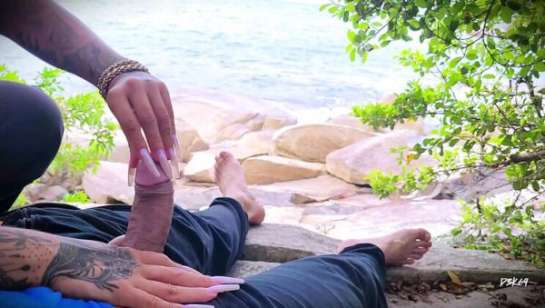Beach Handjob Surprise Cumshot - Amateur Couple Outdoor Sex - porntry.com on freevids.org