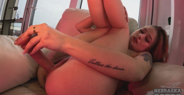 Amateur Elizabeth plays with her pussy on the sofa with a dildo - alphaporno.com on freevids.org