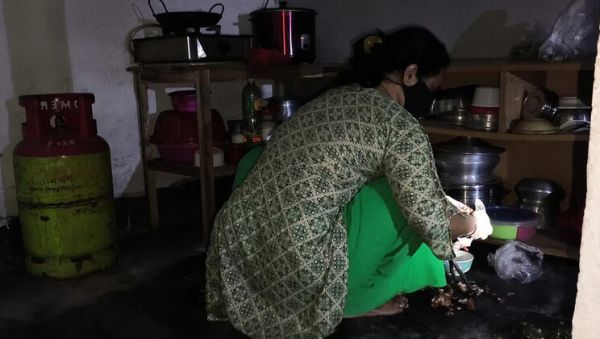 Desi Aunty Anal Doggy Style - Bangladeshi Step Mom Fucked Hard in Ass While Cooking - xxxfiles.com - India on freevids.org