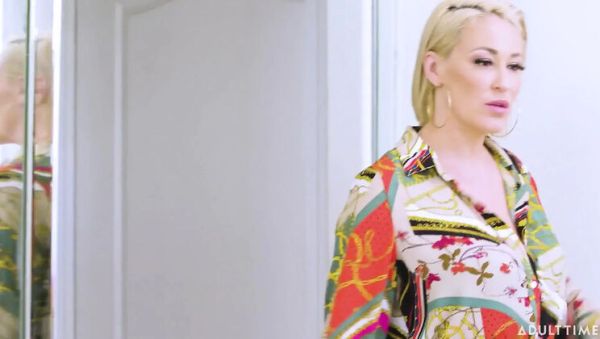 MILF Ryan Keely Rescues Aaliyah Love Stuck in Tub - Wet Lesbian Pussy Eating & Bathroom Sex - porntry.com - Britain on freevids.org