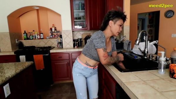 INEED2PEE IPOD Loosey Lu stuck wetting her classic blue jeans - Ineed2pee Ineedamommy - hclips.com on freevids.org