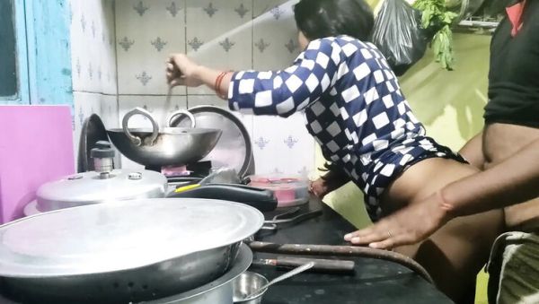 Mumbai Ashu Indian Sister In Law Kitchen Quickie - Horny Desi Aunty Handjob & Cum in Mouth 69 - xxxfiles.com - India on freevids.org