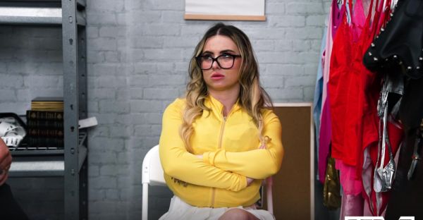 Sexy Aria & London take turns sucking dick in store - alphaporno.com on freevids.org