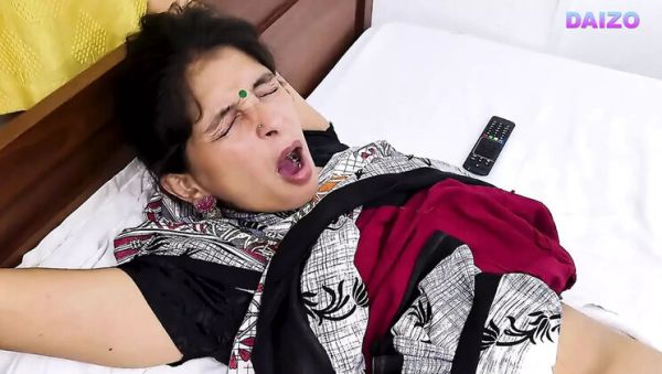 Desi Bhabi Suman Fucks Dewar in Hindi Urdu HD Porn - porntry.com on freevids.org