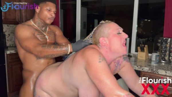 Big Ass MILF Livie Blainn Gets BBC Face Fuck From Bossman Dre In Kitchen At Night - veryfreeporn.com - Britain on freevids.org