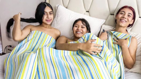 Homemade Threesome with Amateur Latina Teens and Big White Cock - Hardcore POV Doggystyle - veryfreeporn.com on freevids.org