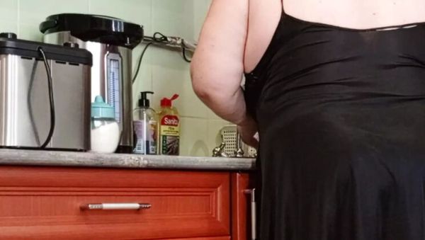 Neighbor MILF Sucks My Cock In Kitchen - Homemade Blowjob & Cumshot - veryfreeporn.com on freevids.org