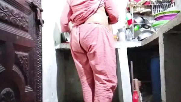 Desi Pakistani Abida Parveen Sucks Boyfriend's Big Dick Close Up - Hot Indian MILF Fingering & Ass Licking - veryfreeporn.com - Britain - India - Pakistan on freevids.org