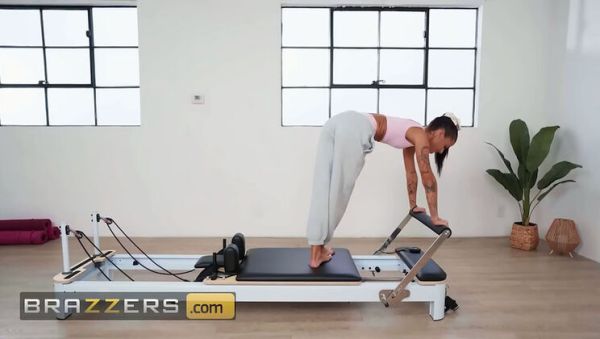 Ryan Reid gets her tight shaved pussy stretched by Victor Ray in a hardcore fitness session - porntry.com on freevids.org