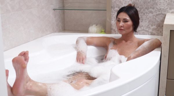 Brunette Eva Black's steamy solo session in the bath - alphaporno.com on freevids.org