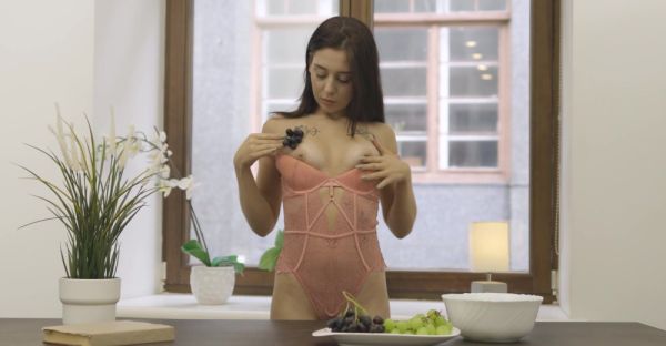 Brunette babe Usha teases her t*** titties with long nails - alphaporno.com on freevids.org