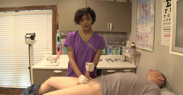 The nurse put on gloves and helped the patient with a bold move. - alphaporno.com on freevids.org