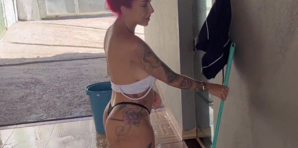A hot MILF was home alone doing the cleaning; I couldn't resist and ended up sleeping with my stepmother. - inxxx.com on freevids.org