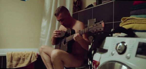 Boyfriend Distracted from Guitar by Oral Sex - inxxx.com - Czech Republic on freevids.org