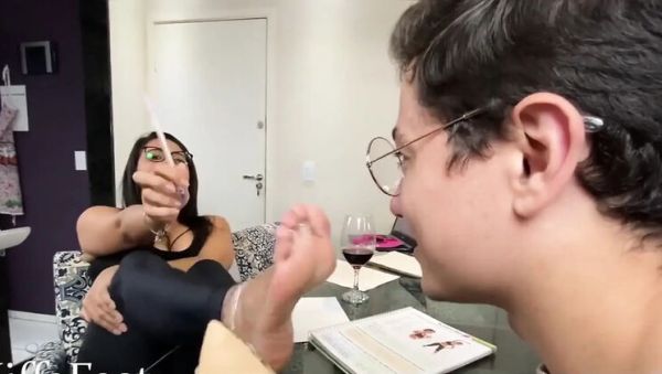 Goddess Kiffa Gives a Foot Worship Lesson to Her Lucky Student - veryfreeporn.com - Britain - Spain on freevids.org