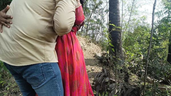 Hot Indian Housewife Laxi Ammu Gets Naughty Outdoor Public Sex With Apple Baby - veryfreeporn.com - India on freevids.org