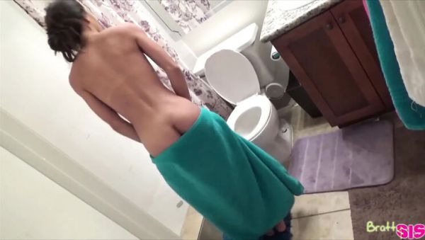 Aria Skye Punishes Her Boyfriend with a Deep Throat Handjob - veryfreeporn.com - Britain on freevids.org