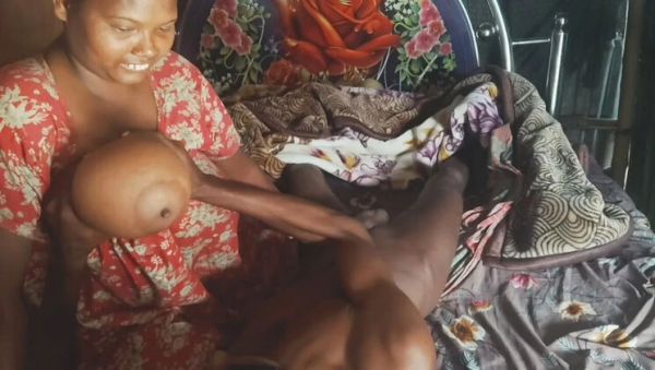 Desi Housewife Gives Sensual Handjob with Oil - veryfreeporn.com - India on freevids.org