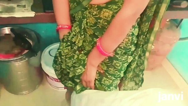 Brother-in-law Fucks Stepmom Sister-in-law in Kitchen Creampie - veryfreeporn.com - India on freevids.org