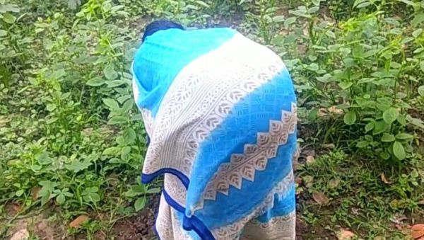 Village Aunty Shows Her Pussy to Ex-Boyfriend in Sugarcane Field - veryfreeporn.com - India on freevids.org