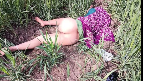 Desi village Bhabhi pisses and fingers her pussy outdoors, then takes brother-in-law's thick cock in her ass - veryfreeporn.com - India on freevids.org