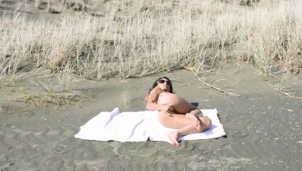 Wyld Yasmin Takes a Big Dick on a Public Beach - porntry.com - New Zealand on freevids.org