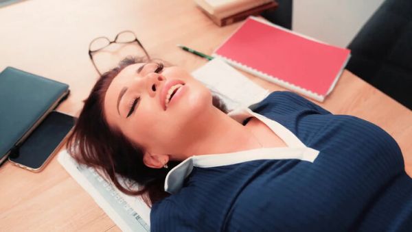 Hot Teacher Luna Roulette Sex With Student After He Finds Her Nude Photos - veryfreeporn.com - Britain - Usa on freevids.org