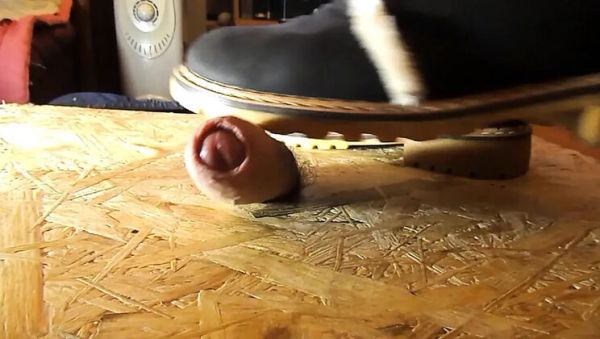 Domina crushes cock with high heels - porntry.com - Britain - Romania on freevids.org