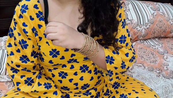 Sexy Bhabhi Shows Bra Strip to Brother-in-Law - veryfreeporn.com on freevids.org
