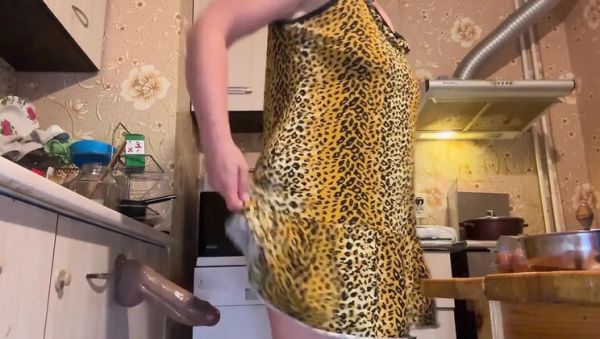 Horny Milf Masturbates While Cooking - veryfreeporn.com - Britain on freevids.org